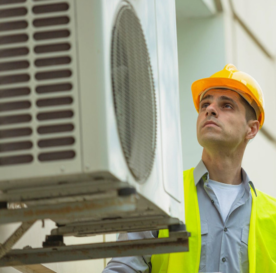 Ein Bestandsgebäude wird mittels einer Luft-Wasser Wärmepumpe beheizt 