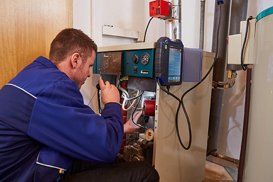 Eine Wartung beginnt fast immer mit einer ersten Sichtprüfung - © Bild: Wöhler
 Eine Wartung beginnt fast immer mit einer ersten Sichtprüfung