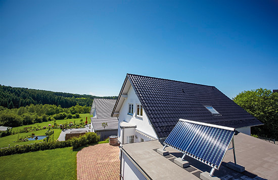 Thermische Solaranlagen müssen auch auf hohe Temperaturen vorbereitet sein. Wie man das sogar durch „gezielte Verdampfung“ hinbekommt, lesen Sie in diesem Bericht - © Bild: Vaillant
