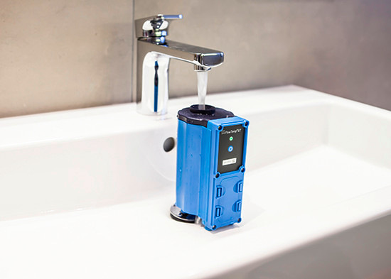 Warum lässt man wohl Trinkwasser durch eine blaue Röhre strömen? 