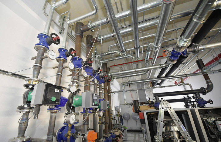 Material-Mix in der Hauptverteilung: Geflanschte Passstücke und andere Verbindungen größerer Dimension schweißt das SHK-Unternehmen selbst. Ansonsten bestimmt Mapress C-Stahl den weiteren Verlauf der Leitungen.