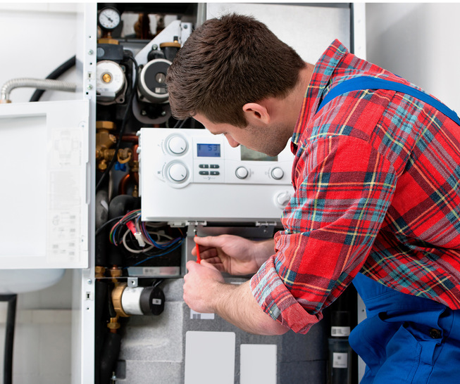 Klar, ein Anlagenmechaniker lernt die notwendigen Schritte zur Wartung von Heizungsanlagen - © Alexander Raths  – stock.adobe.com
 Klar, ein Anlagenmechaniker lernt die notwendigen Schritte zur Wartung von Heizungsanlagen