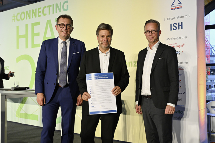 Michael Hilpert (links) und Jan Brockmann (rechts) haben Robert Habeck, Bundesminister für Wirtschaft und Klimaschutz, einen 10-Punkte-Plan für mehr Tempo bei der Heizungsmodernisierung übergeben. - © Claudius Pflug / Berlin
