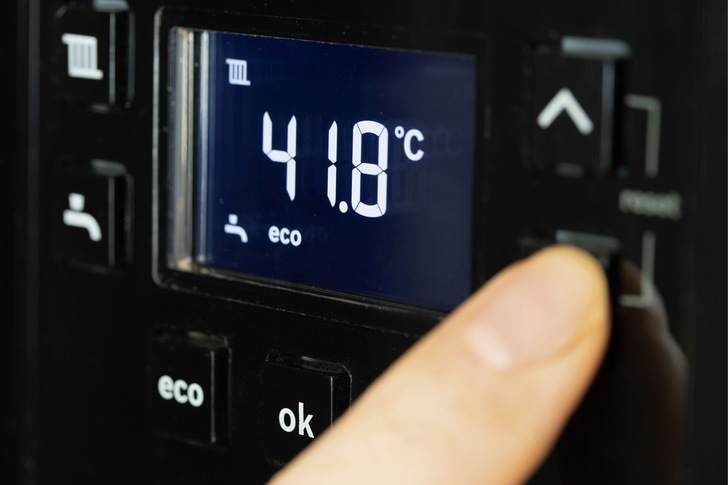 Eine Senkung der Vorlauftemperatur um nur 1 K steigert die Effizienz einer Luft/Wasser-Wärmepumpe um rund 2 - 2,5 %. Es ist damit wirtschaftlich und klimafreundlich, mit einer verringerten Vorlauftemperatur bis maximal 55 °C zu heizen. - © Bild: milkovasa
