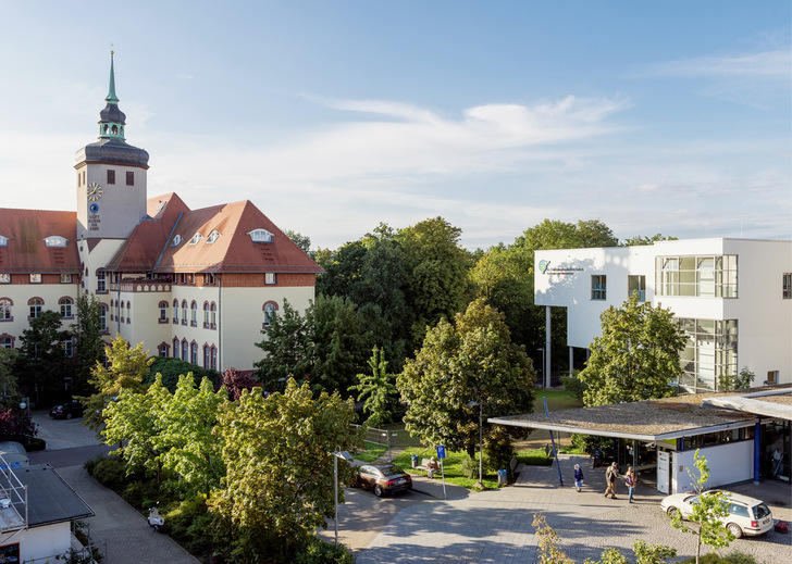 Links das denkmalgeschützte Diakonissenmutterhaus, rechts der Klinikneubau von 2004: Heizungsanlagen mit verschiedenen Anforderungen, aber demselben Kreislaufwasser. - © Bild: Kay Zimmermann
