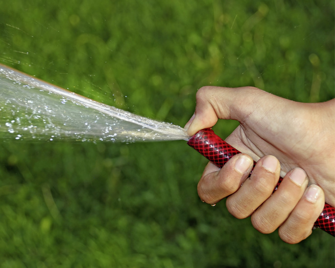 Eine Förderhöhe spüren und sogar beeinflussen kann man an einem offenen Gartenschlauch. Daumen drauf schafft mehr Reichweite (Förderhöhe). Daumen runter schafft mehr Wassermenge (Volumenstrom).