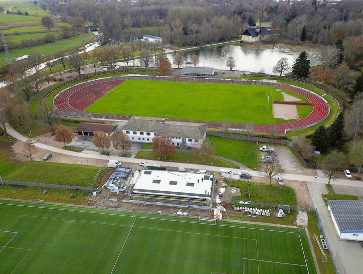 Sportanlage Im Haberfeld, Donaueschingen. Neubau des Vereinsheims SSC unten im Bild, mit weißer Dachabdichtung, vor dem Aufbau des Retentions-Gründachs Sponge City Roof. - © Bild: Mall
