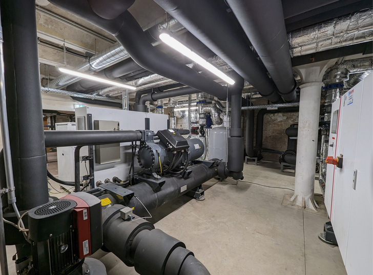  Zwei Großwärmepumpen vom Typ Ochsner ISWS erzeugen aus der Wärmequelle Grundwasser eine Heizleistung von bis zu 600 kW. Die Anlage kann parallel heizen und kühlen. 