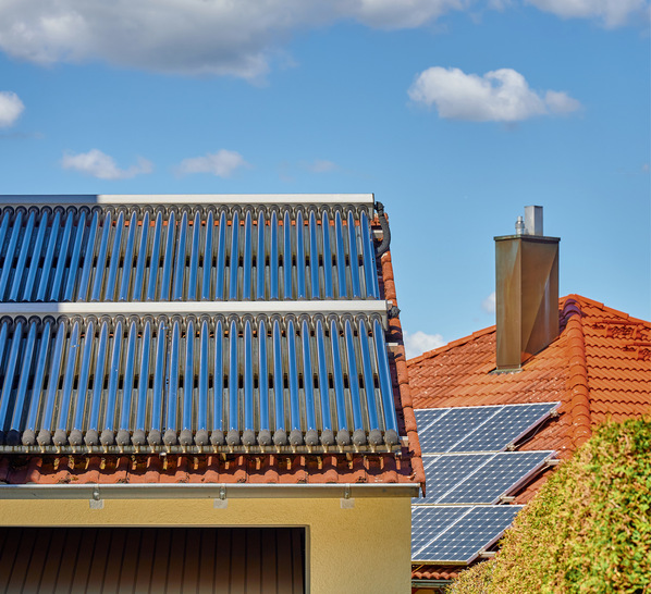  Die Solarthermieanlage, hier als klassische Vakuumröhre, wird uns helfen von den fossilen Energieträgern unabhängiger zu werden. Im Hintergrund sieht man eine Fotovoltaikanlage, die von Laien oft in einen Topf geworfen wird mit Solarthermie.