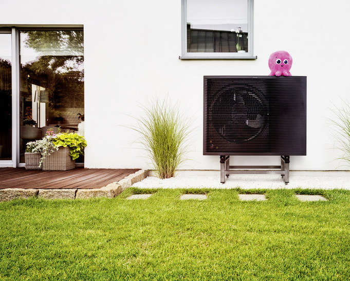 Mittlerweile ein gewohntes Bild: Die Außeneinheit einer Wärmepumpe vor dem Einfamilienhaus