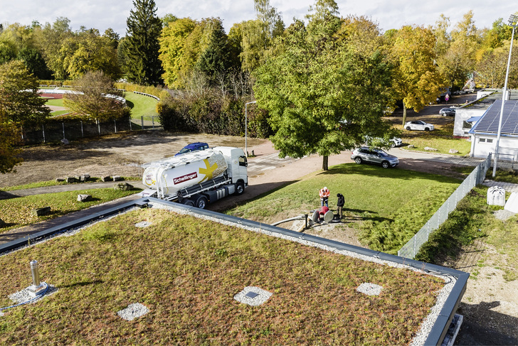 Brennstofflieferung an die Sportanlage „Im Haberfeld“ in Donaueschingen durch ein Tankfahrzeug mit Holzpellets aus der Region. Das Druckluftsystem des Liefer-LKWs und des Pelletlagers sind aufeinander abgestimmt.