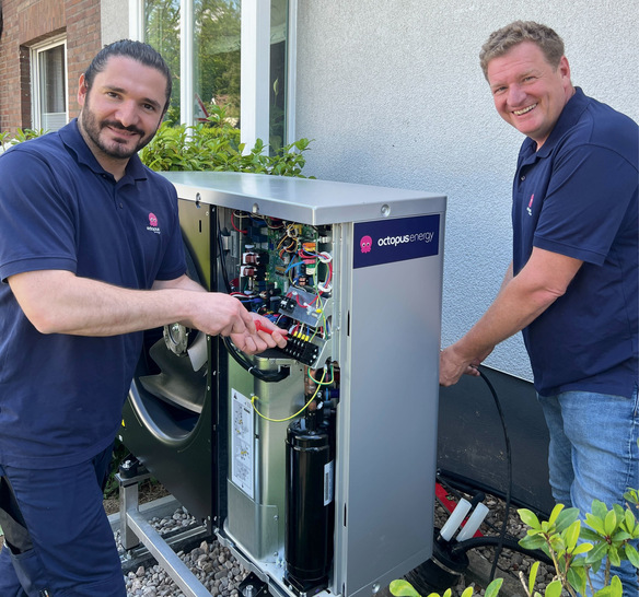 Zwei Profis bei der Arbeit. Hier der Autor dieses Beitrags Kushtrim Hetemi (links) und sein Kollege Falko Lenz der als Elektrikermeister die Installationsarbeiten begleitet.