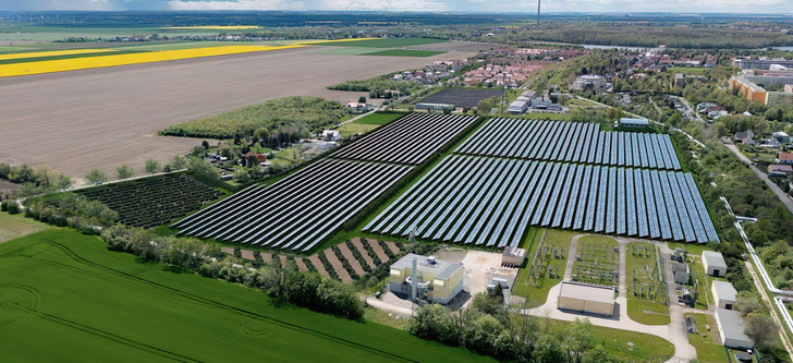 Zukunftsblick auf die größte Solarthermie-Anlage Deutschlands. Ab 2026 soll die Anlage in Leipzig umweltfreundliche Wärme in das Fernwärmenetz einspeisen.