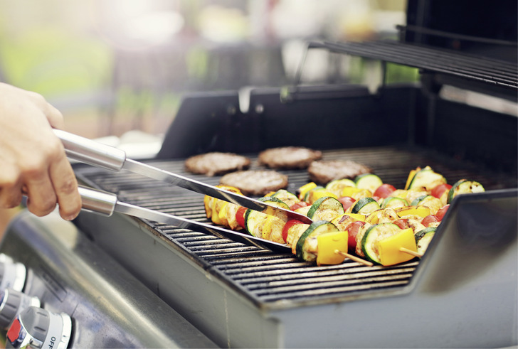 Grillen ist für viele Menschen eine willkommene Gelegenheit sich zu treffen, gemeinsam gutes Essen zuzubereiten und gesellig zu schmausen.