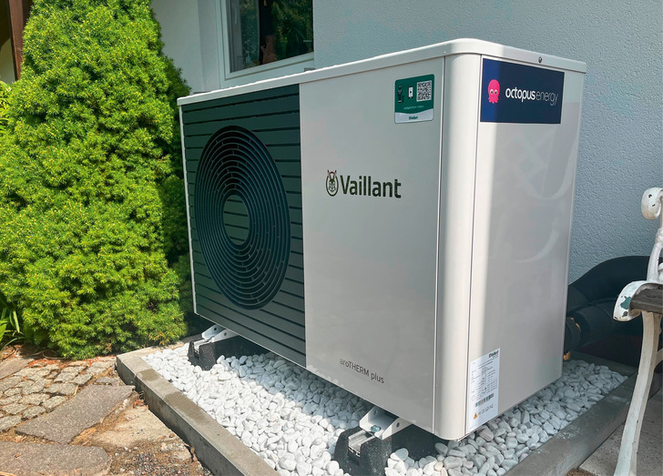 Klassischer und mittlerweile gewohnter Anblick einer Luft/Wasser- Wärmepumpe in Blockbauweise. Blockbauweise bedeutet, dass der Kompressor und damit der Kältekreislauf in dieser Außeneinheit untergebracht ist. Es wird nur erwärmtes Heizungswasser ins Haus geleitet.