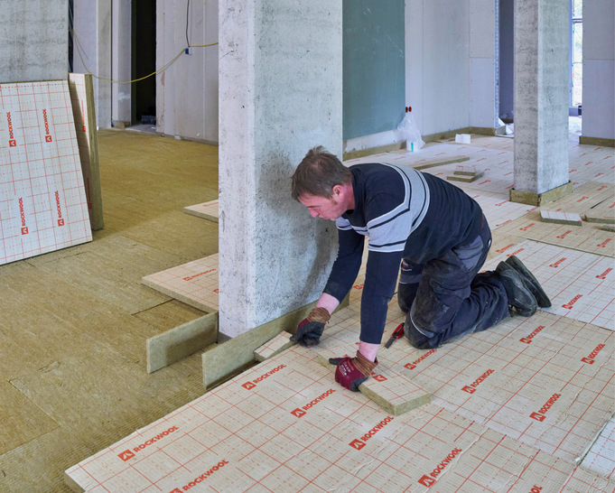 Floorrock Therm“ als Wärmedämmung verlegt und darauf die „Floorrock Heat CP3“ als Trägerplatte für die Fußbodenheizung. Eine Verlegstrategie, wie man sie von althergebrachten Verlegeplatten ebenso kennt.