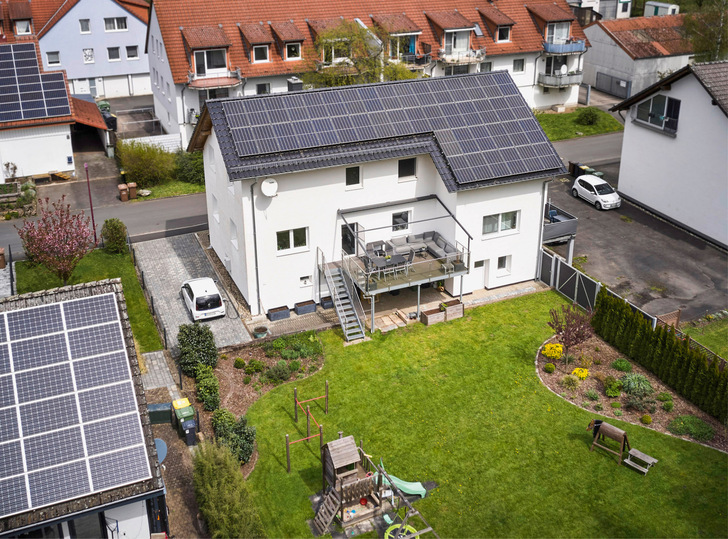 Das zweigeschossige Wohnhaus nahe Kassel ist, dank Sanierung der Gebäudehülle, Wärmepumpe und PV-Anlage, mittlerweile zumindest rechnerisch nahezu energieautark.