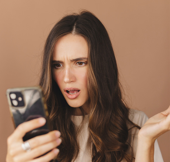 Ihr sind anscheinend die Warmwasserausstoßzeiten zu lang und Sie nutzt die Wartezeit auf ’ s warme Wasser um die Nummer ihres Installateurs rauszusuchen. Klingelt ’ s schon bei Ihnen?