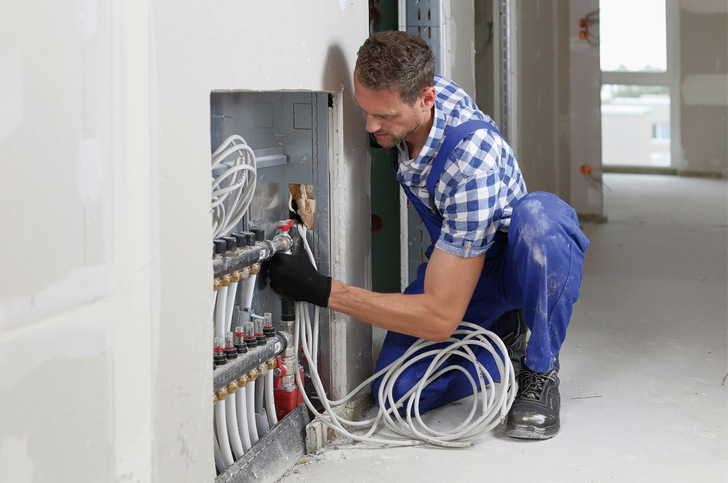 Auf dem Weg zur vollendeten Fußbodenheizung. Bis es so weit ist, gibt es viel zu koordinieren. Lesen Sie mehr in diesem Bericht.