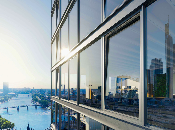 Insbesondere öffentliche Gebäude mit großen Fensterfronten heizen sich im Sommer schnell auf.