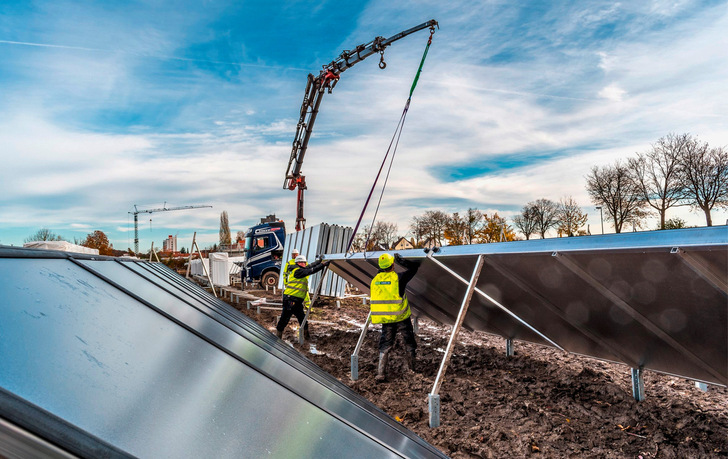 Montage einer Solarthermie-Großanlage in Ludwigsburg