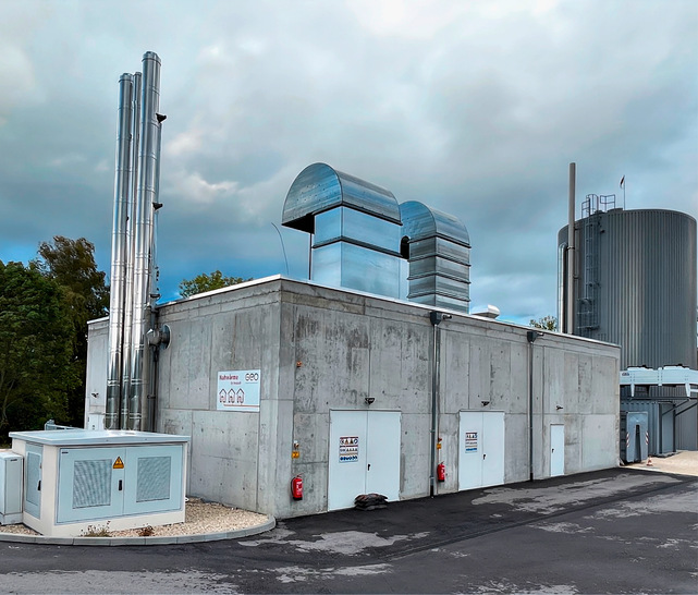 Die neu erbaute Nahwärmezentrale in Heubach mit dem 1000 m³ Pufferspeicher.