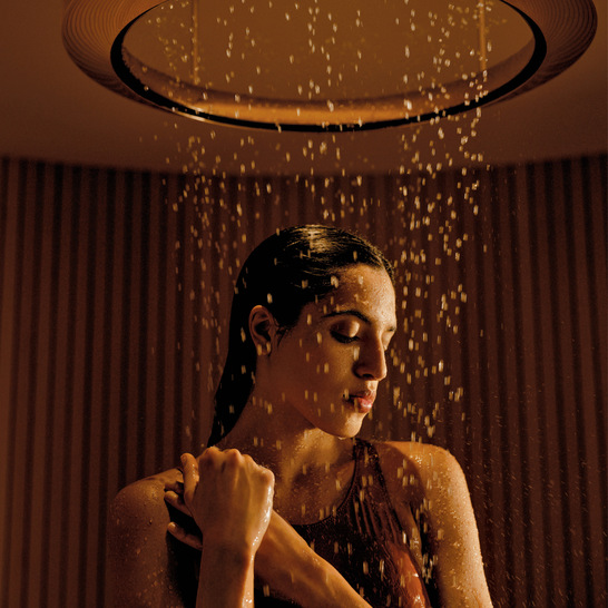 Bei einer Erlebnisdusche sind die Beschaffenheit des Wassers und seine Darreichung entscheidend. Größe und Intensität der Wassertropfen spielen dabei eine essenzielle Rolle.