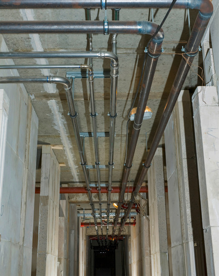 Die Rohrleitungstrasse soll schnörkellos die entsprechenden Medien transportieren. Dabei ist die mögliche Längenausdehnung zu berücksichtigen.