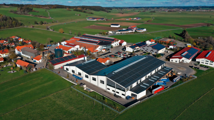 Das Betriebsgelände bei Energieerzeuger Eirenschmalz. Gut zu erkennen: der 1000 m³ Pufferspeicher (links im Bild)