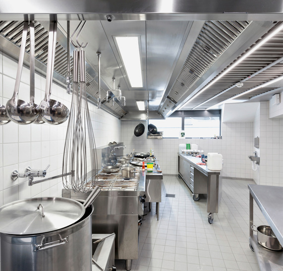 In gewerblichen Küchen muss die Raumlufttemperatur mindestens 18 °C betragen und darf im Rahmen des betrieblich Möglichen 26 °C nicht überschreiten. Mit Wärmerückgewinnung und einer zusätzlichen Wärmepumpe kann die Zuluft temperiert werden.