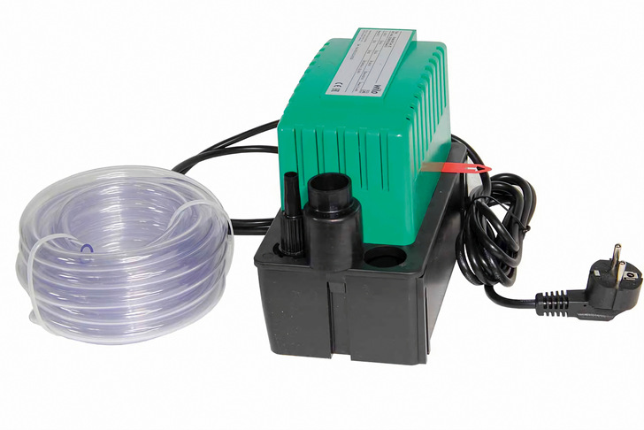 Eine Kondensatpumpe mit dem säureresistenten Kunststoffschlauch des Lieferumfangs