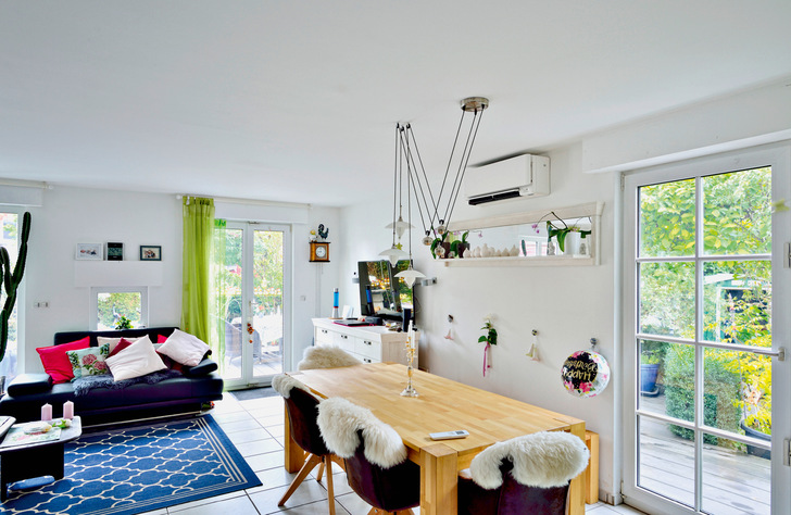 Ein Klimagerät befindet sich über dem Esstisch im Wohnzimmer.