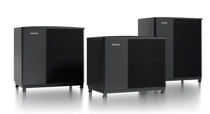 Drei schwarze Industrieklimageräte oder Wärmepumpen auf weißem Hintergrund. - © Bild: Stiebel Eltron