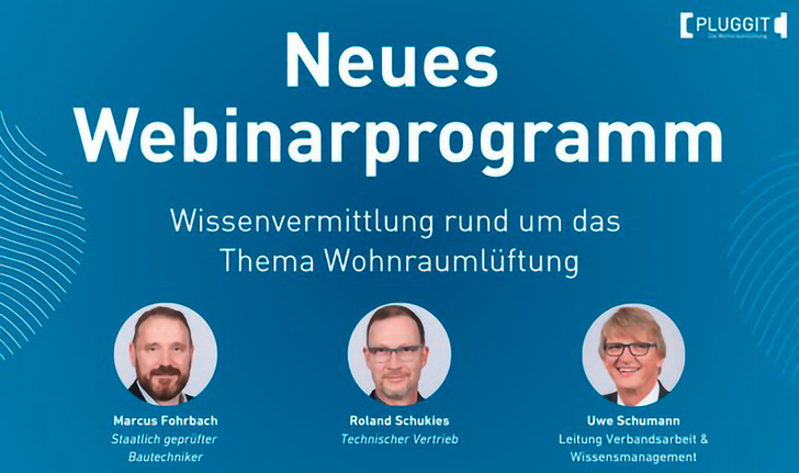 Blaues Webinar-Banner mit Porträts dreier Referenten und deutschem Text über ein neues Programm zur Wohnraumlüftung. - © Bild: Pluggit