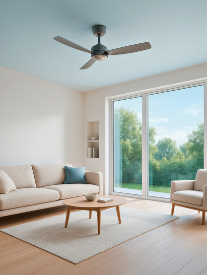 Deckenflächenkühlung im Wohnzimmer: zugfrei, gleichmäßig, energieeffizient – der Ventilator unterstützt sanfte Luftbewegung.