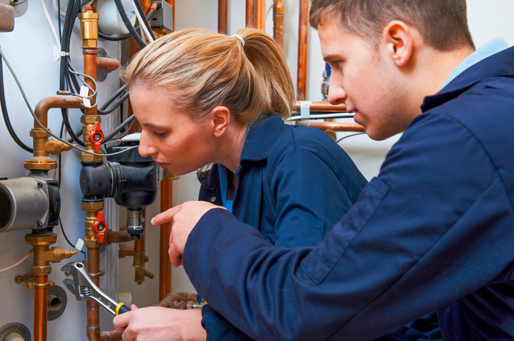 Wer bei der Fehlersuche ruhig bleibt, Fragen stellt und Lösungen anspricht, hält die Stimmung im Team stabil.