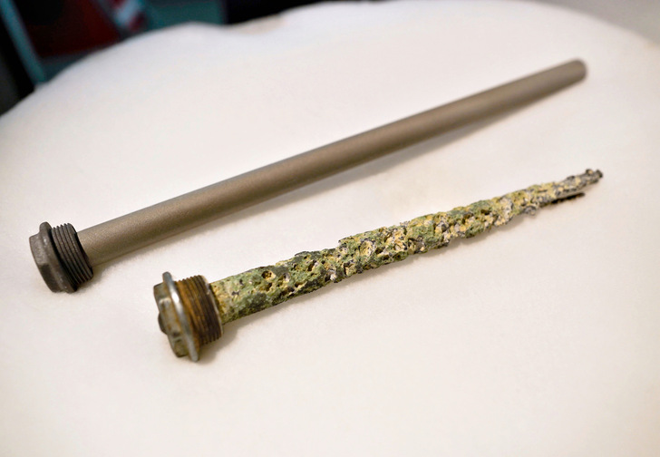 Neu und verbraucht im direkten Vergleich: Die Magnesiumanode schützt den Speicher, indem sie sich selbst opfert. Wie schnell sie sich abbaut, hängt unter anderem von Wasserqualität, Nutzung und Einbauten im Speicher ab.