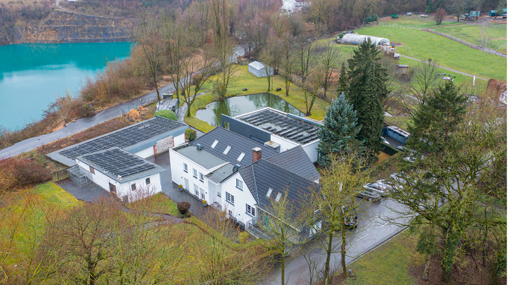 Der gesamte Gebäudebestand wird mit Wärmepumpen beheizt. Die Photovoltaikanlage wurde auf mehreren Dachflächen verteilt und liefert einen Teil des benötigten Stroms.