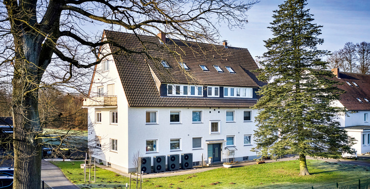 Das Sechsfamilienhaus in ­Bielefeld ist energetisch ­bislang unsaniert. Die Wärmepumpenkaskade zeigt ­jedoch: Die Wärmeversorgung ist ­bereits auf ­Umweltwärme ­um­gestellt und damit nach­haltig und ­zukunftssicher ­aufgestellt.