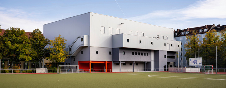 Um die Sportstätte des TSV München-Ost, eines der größten Sportvereine Münchens, technisch und hygienisch zukunftssicher﻿ aufzustellen, wurden die ­bestehenden Anlagen saniert und um eine neue Dreifachsporthalle erweitert.