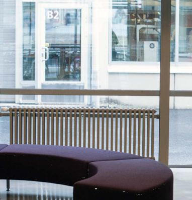 Delta Laserline von Purmo eignet sich dank der durch den großen Gliedabstand gewonnenen Lichtdurchlässigkeit auch für den Einsatz vor bodentiefen Fenstern 