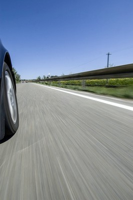 So eine Leitplanke gehört der Allgemeinheit und muss bei Beschädigung natürlich ersetzt werden