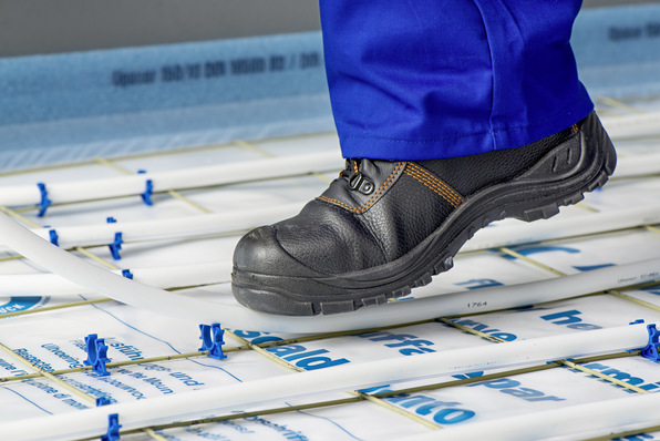 Eine Fußbodenheizung kann erstmal grundsätzlich auch zur Flächenkühlung herangezogen werden. Was es zu beachten gibt, lesen Sie in diesem Bericht