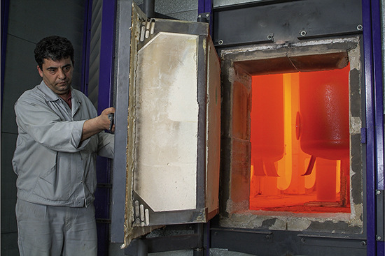 Trotz ausgeklügelter Produktionstechniken, wie hier bei der Emaillierung von Speichern, sind Produkte am Ende nicht perfekt