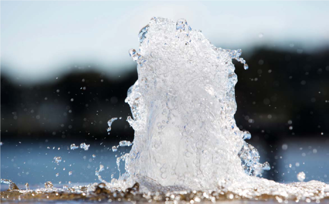 Um dem Brunnenwasser eine andere Reichweite zu verleihen, kann man mit dem Handballen den Öffnungsquerschnitt verkleinern. Dadurch ändert sich auch die Förderhöhe.