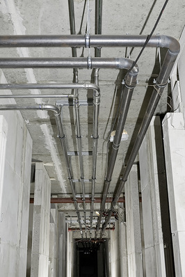 Die Rohrleitungstrasse soll schnörkellos die 
entsprechenden Medien transportieren. Dabei ist die 
mögliche Längenausdehnung zu berücksichtigen