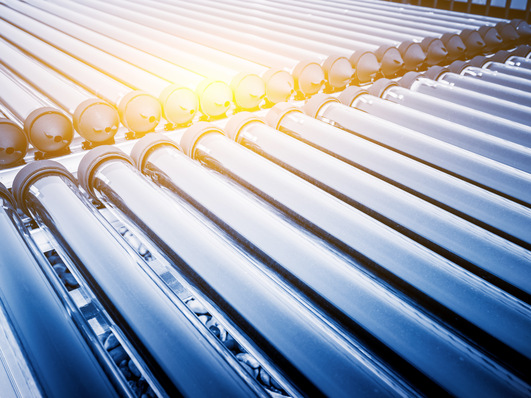 Thermische Solaranlagen, hier als klassische Vakuumröhren, werden uns helfen, von den fossilen Energieträgern unabhängiger zu werden.