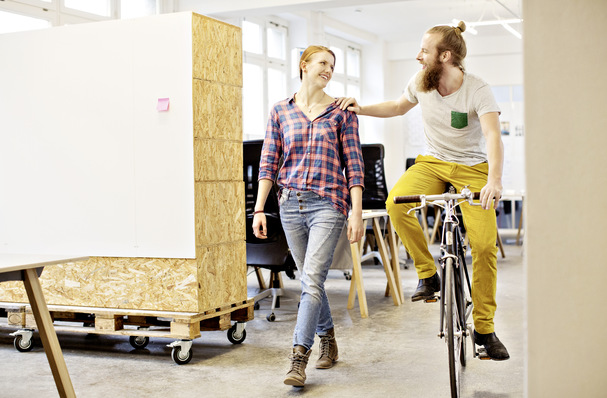 Nach 8 Stunden auf der Baustelle fährt er noch ­putzmunter mit dem Rad nach Hause. Das macht Eindruck bei den Damen und kann Anlass für Neid bei den ­männlichen Kollegen sein