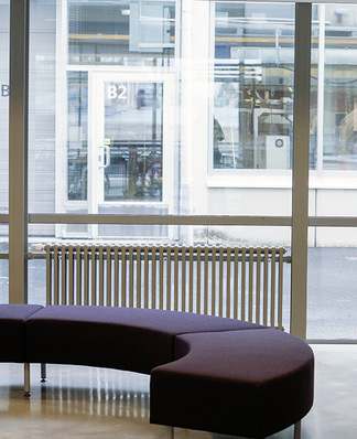 Delta Laserline von Purmo eignet sich dank der durch den großen Gliedabstand gewonnenen Lichtdurchlässigkeit auch für den Einsatz vor bodentiefen Fenstern