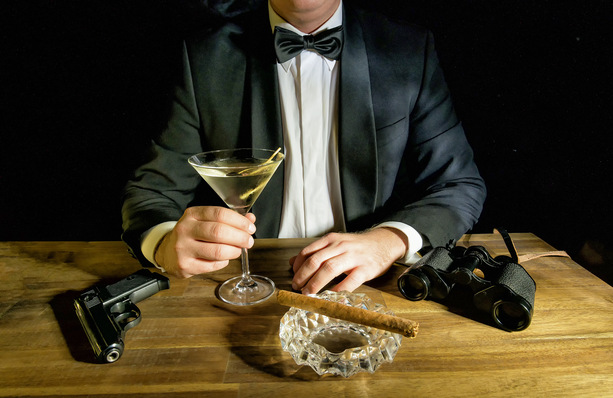 Wie würde ein britischer Geheimagent dem Höllenfeuer der Stagnation entkommen? Lesen Sie, wie das funktioniert in: „Keine Zeit zu stagnieren“